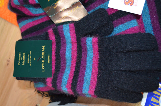RRP OVER $200 - SET - Beanie, gloves and a scarfe